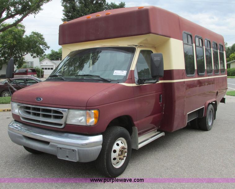 image for item I9588 2002 Ford Econoline E450 2200 VIP bus