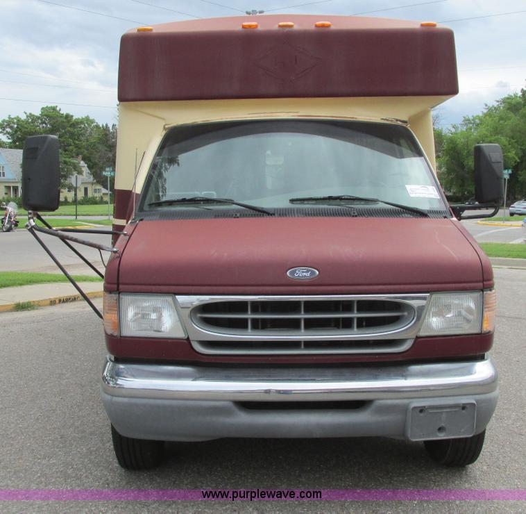 image for item I9588 2002 Ford Econoline E450 2200 VIP bus