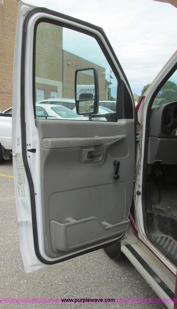 image for item I9588 2002 Ford Econoline E450 2200 VIP bus