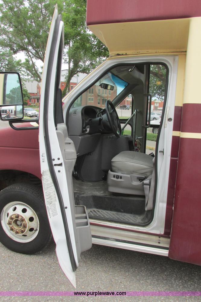 image for item I9588 2002 Ford Econoline E450 2200 VIP bus
