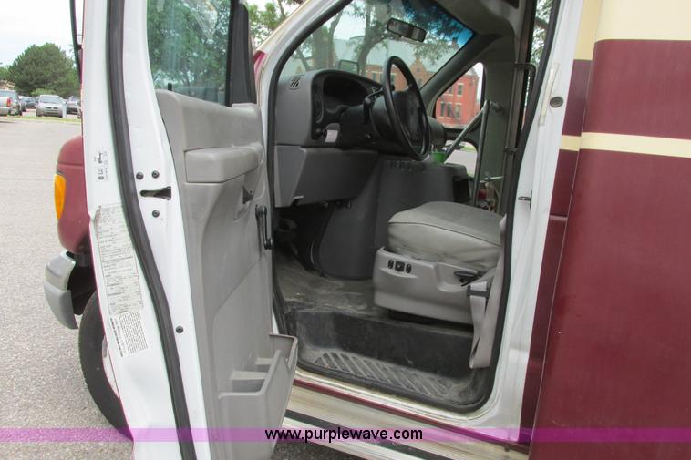 image for item I9588 2002 Ford Econoline E450 2200 VIP bus