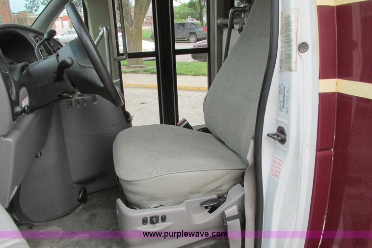 image for item I9588 2002 Ford Econoline E450 2200 VIP bus