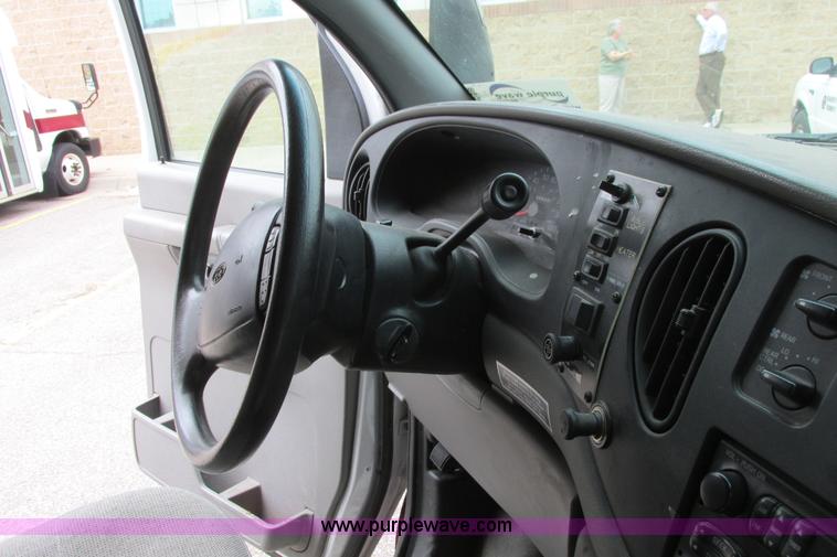 image for item I9588 2002 Ford Econoline E450 2200 VIP bus
