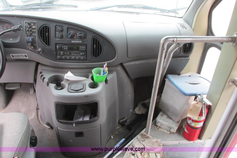 image for item I9588 2002 Ford Econoline E450 2200 VIP bus