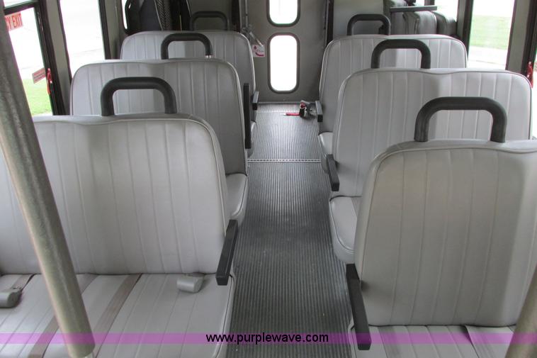 image for item I9588 2002 Ford Econoline E450 2200 VIP bus