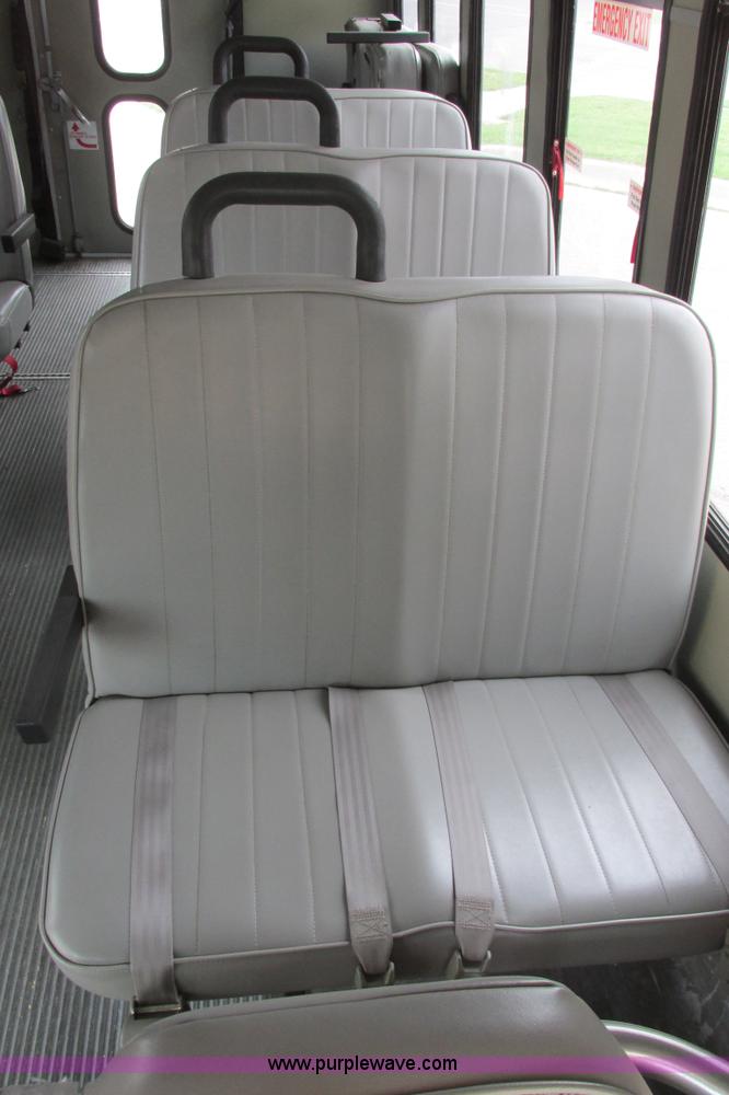 image for item I9588 2002 Ford Econoline E450 2200 VIP bus