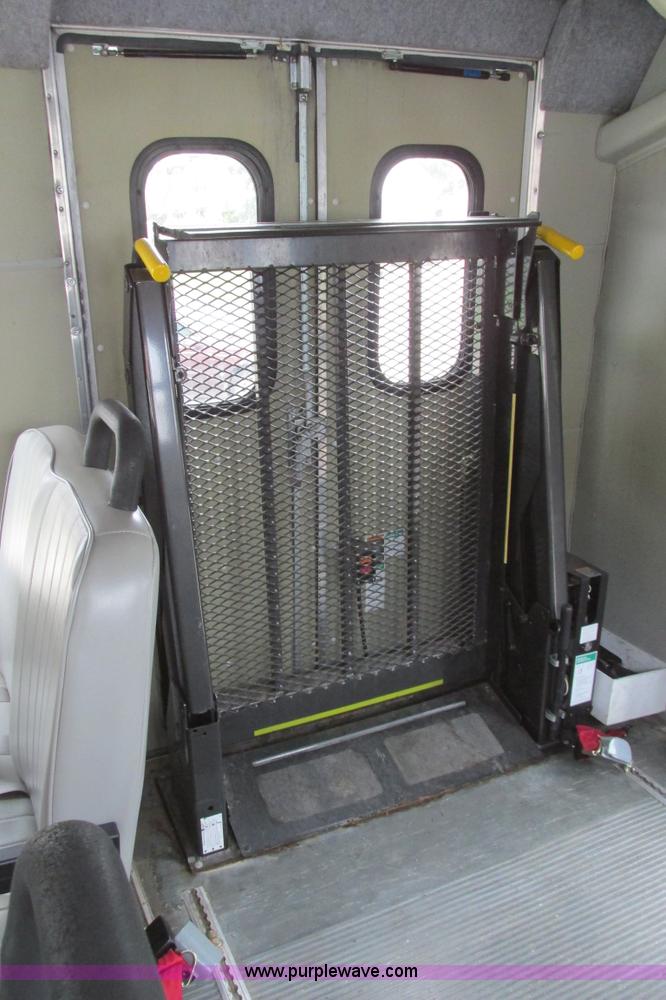 image for item I9588 2002 Ford Econoline E450 2200 VIP bus