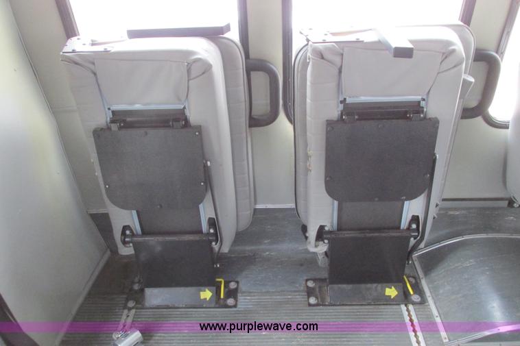 image for item I9588 2002 Ford Econoline E450 2200 VIP bus