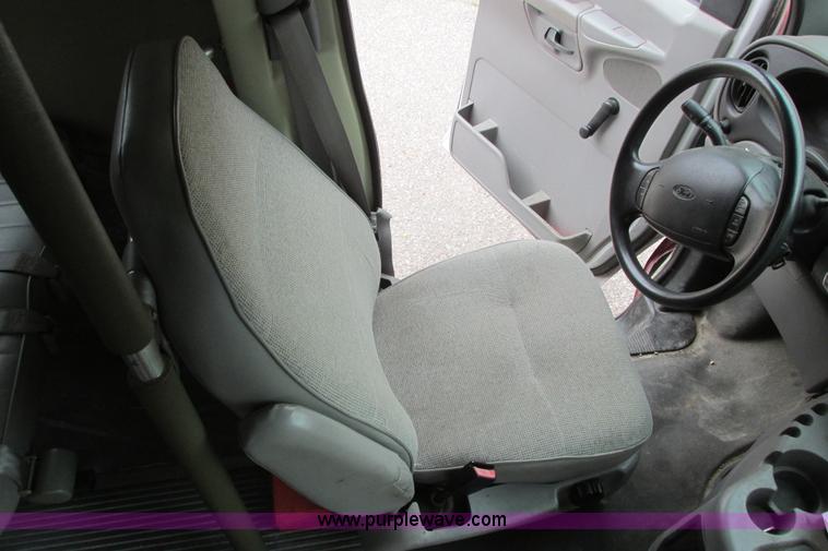 image for item I9588 2002 Ford Econoline E450 2200 VIP bus