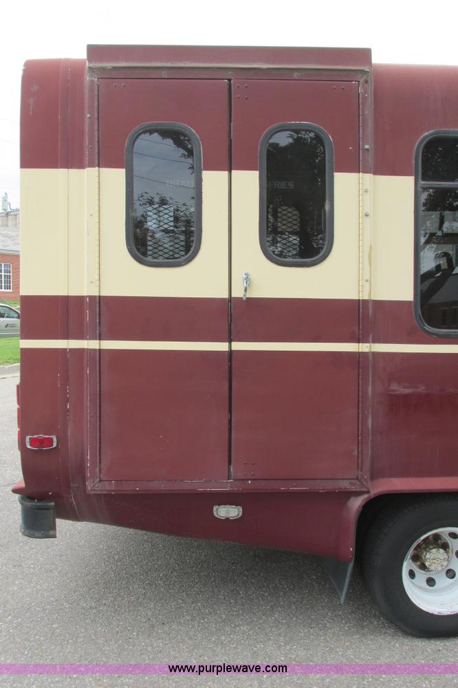 image for item I9588 2002 Ford Econoline E450 2200 VIP bus