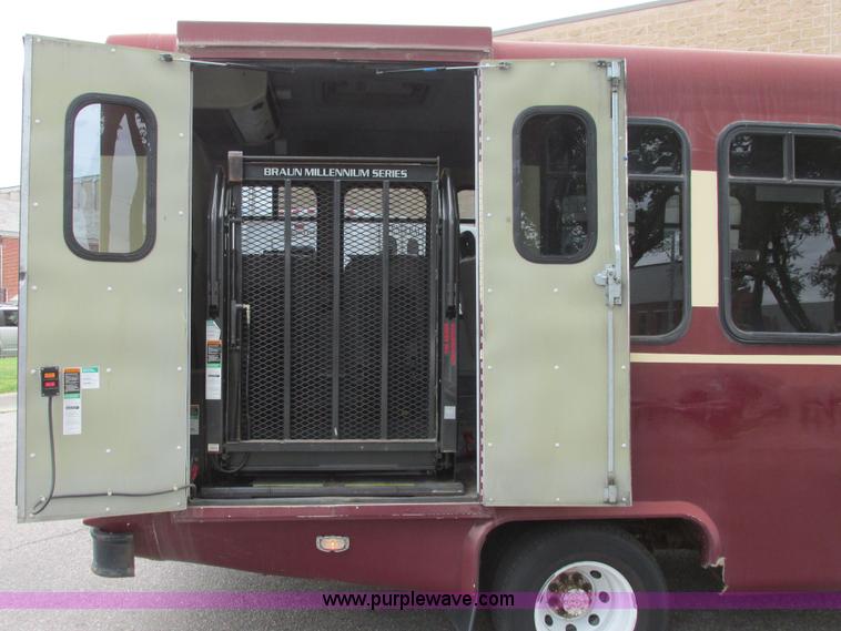 image for item I9588 2002 Ford Econoline E450 2200 VIP bus