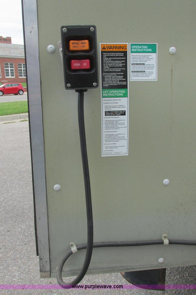 image for item I9588 2002 Ford Econoline E450 2200 VIP bus