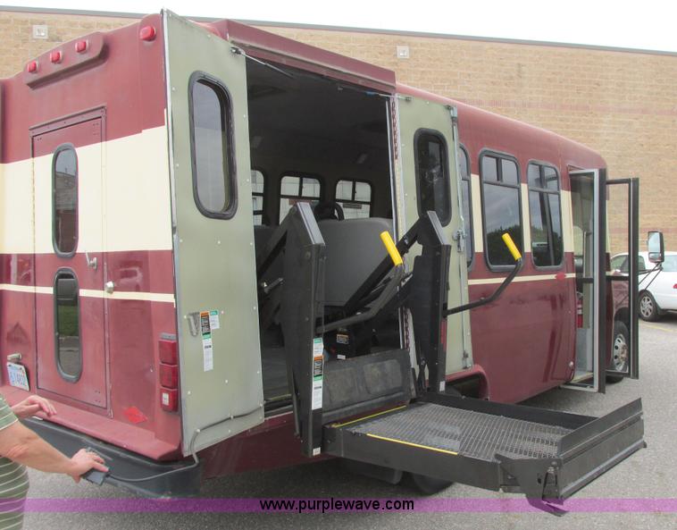 image for item I9588 2002 Ford Econoline E450 2200 VIP bus
