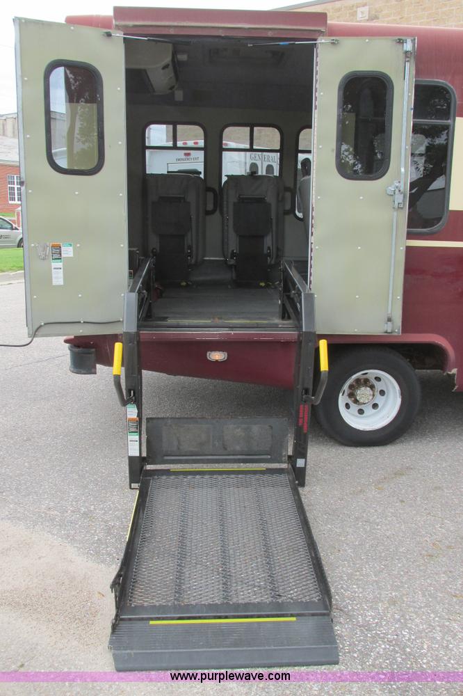 image for item I9588 2002 Ford Econoline E450 2200 VIP bus