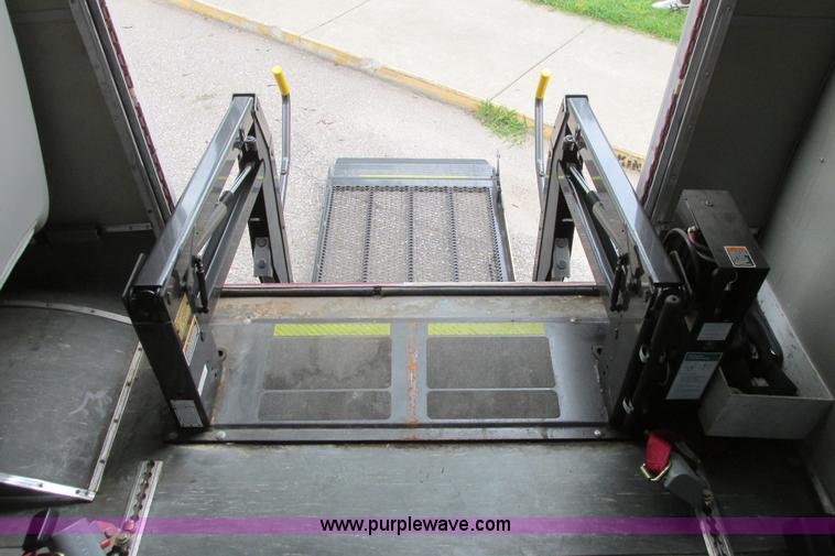 image for item I9588 2002 Ford Econoline E450 2200 VIP bus