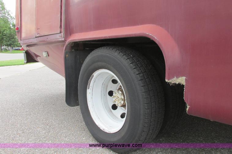 image for item I9588 2002 Ford Econoline E450 2200 VIP bus