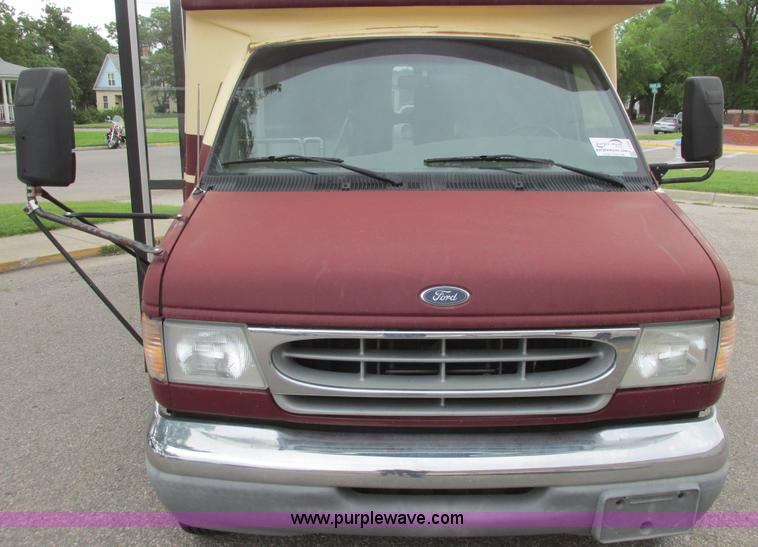 image for item I9588 2002 Ford Econoline E450 2200 VIP bus