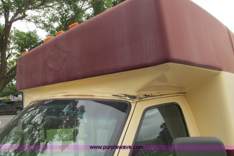 image for item I9588 2002 Ford Econoline E450 2200 VIP bus