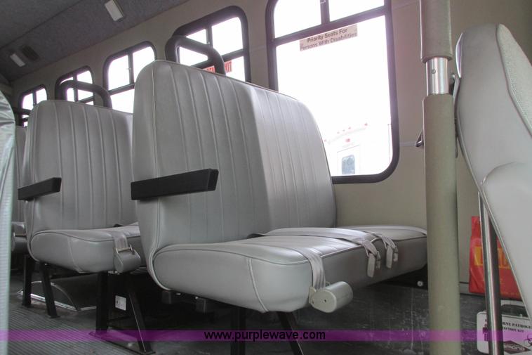 image for item I9588 2002 Ford Econoline E450 2200 VIP bus