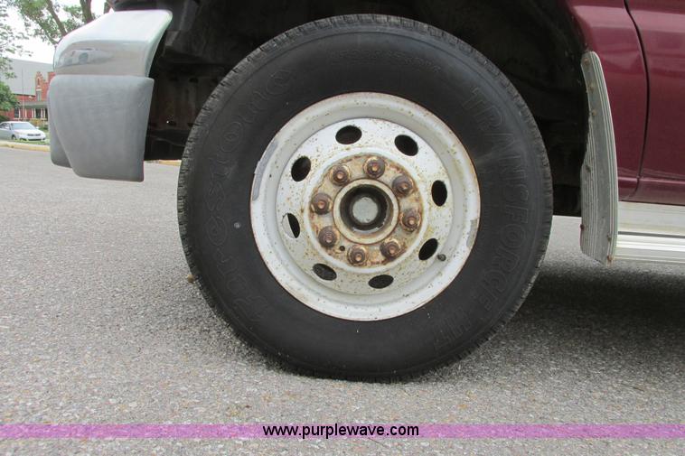 image for item I9588 2002 Ford Econoline E450 2200 VIP bus