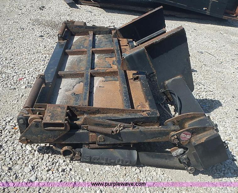 2006 Waltco 225 lift gate in Topeka, KS Item AC9079 sold Purple Wave