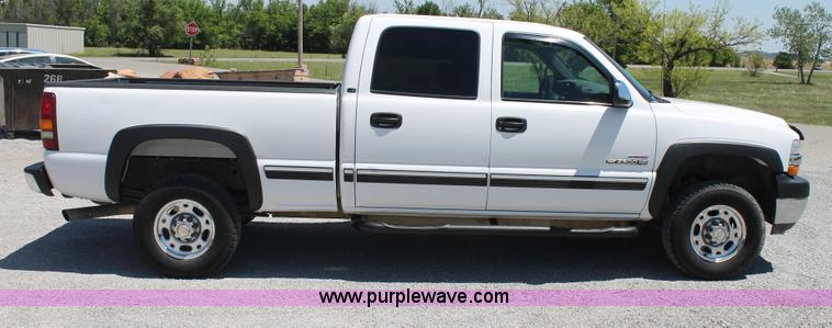 image for item C3856 2002 Chevrolet Silverado 2500HD Crew Cab pickup truck