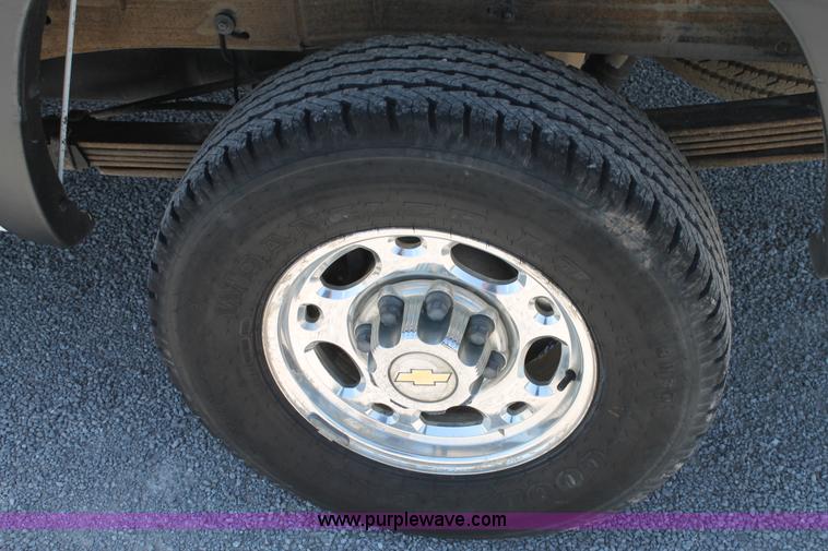 image for item C3856 2002 Chevrolet Silverado 2500HD Crew Cab pickup truck