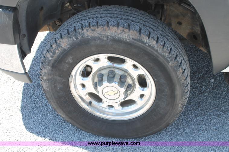 image for item C3856 2002 Chevrolet Silverado 2500HD Crew Cab pickup truck