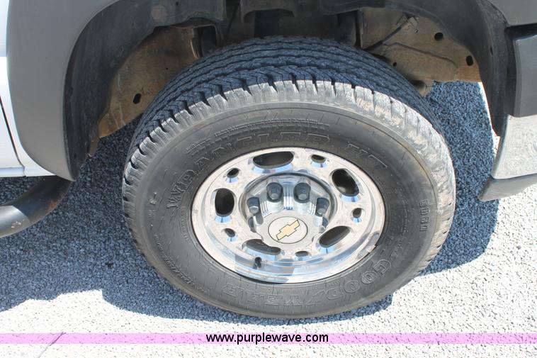 image for item C3856 2002 Chevrolet Silverado 2500HD Crew Cab pickup truck