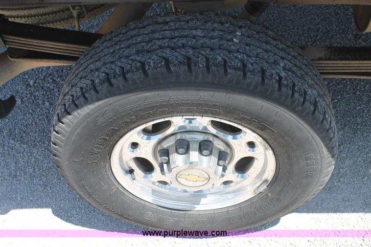 image for item C3856 2002 Chevrolet Silverado 2500HD Crew Cab pickup truck