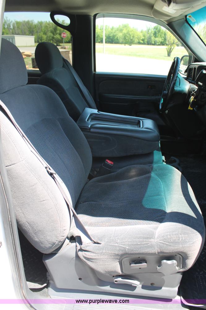 image for item C3856 2002 Chevrolet Silverado 2500HD Crew Cab pickup truck