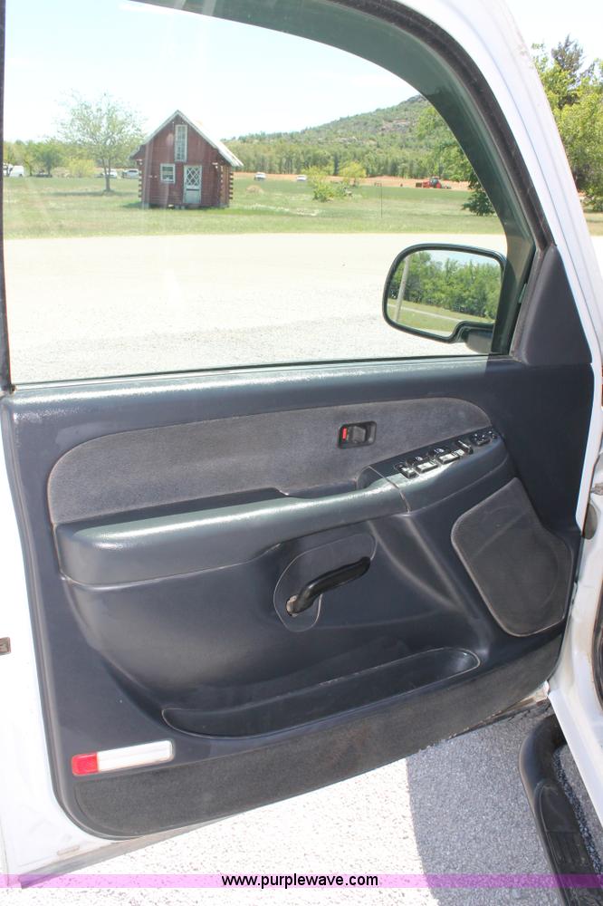 image for item C3856 2002 Chevrolet Silverado 2500HD Crew Cab pickup truck