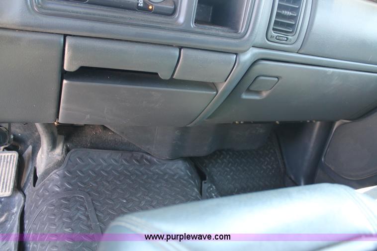 image for item C3856 2002 Chevrolet Silverado 2500HD Crew Cab pickup truck