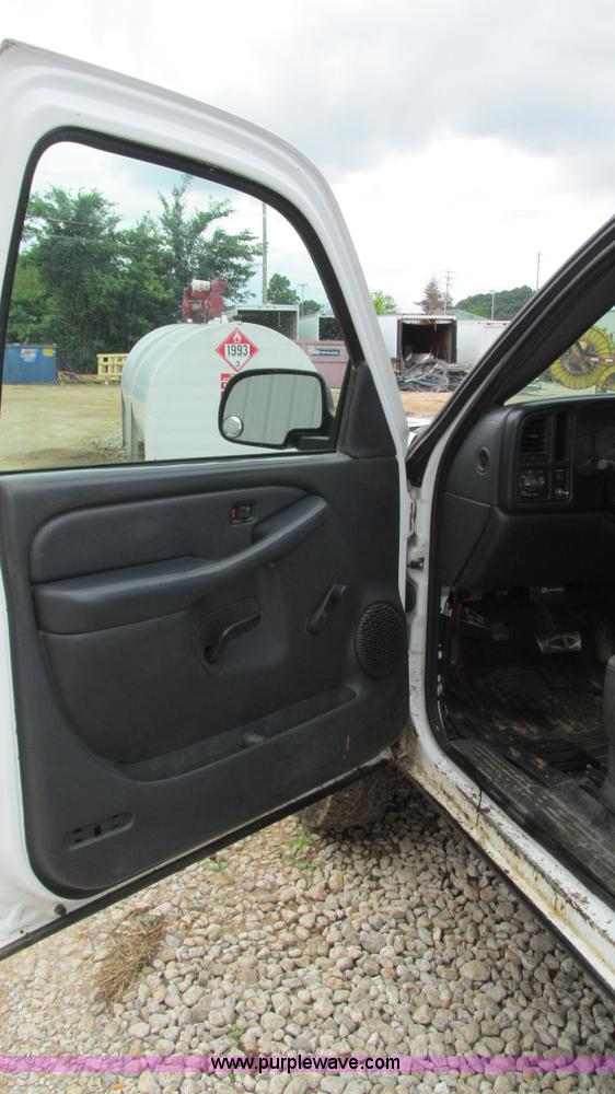 image for item G9293 2002 Chevrolet Silverado 2500HD pickup truck