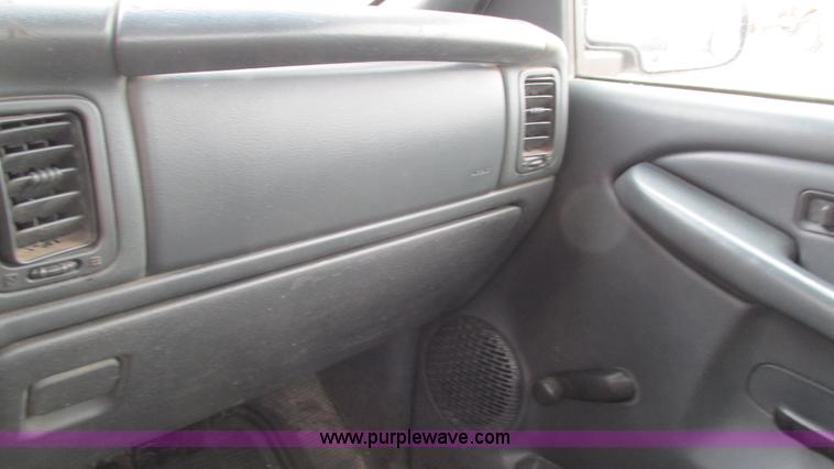 image for item G9293 2002 Chevrolet Silverado 2500HD pickup truck