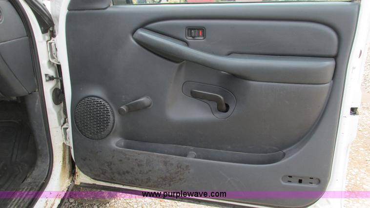 image for item G9293 2002 Chevrolet Silverado 2500HD pickup truck