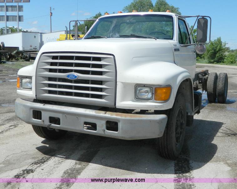 image for item H2459 1995 Ford F700 cab and chassis