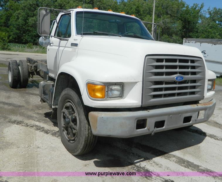 image for item H2459 1995 Ford F700 cab and chassis