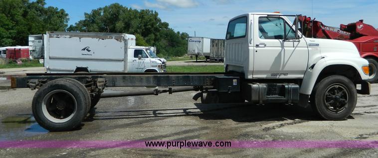 image for item H2459 1995 Ford F700 cab and chassis