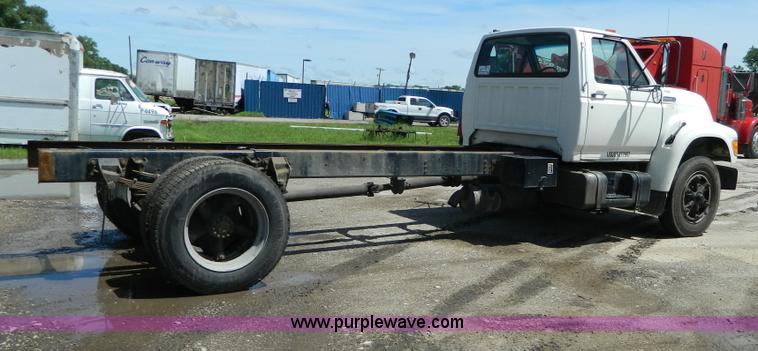 image for item H2459 1995 Ford F700 cab and chassis