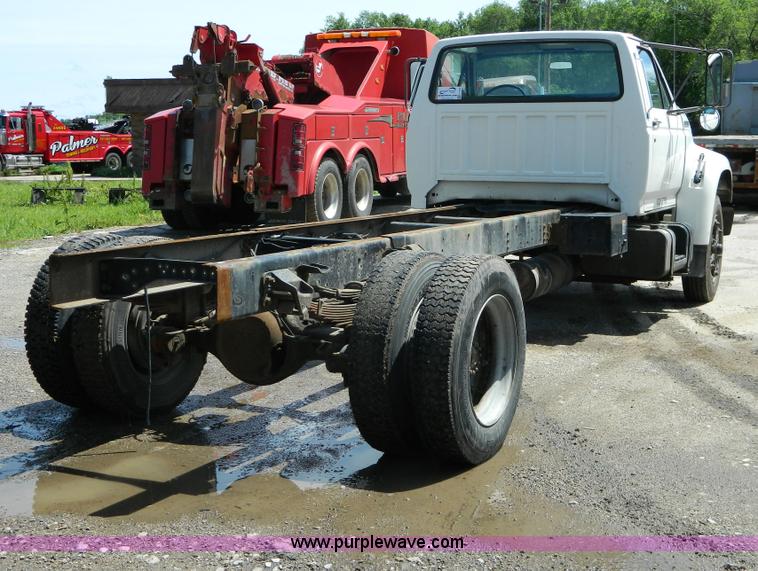 image for item H2459 1995 Ford F700 cab and chassis