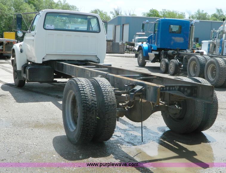 image for item H2459 1995 Ford F700 cab and chassis