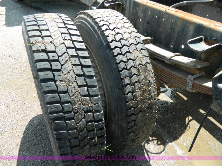 image for item H2459 1995 Ford F700 cab and chassis