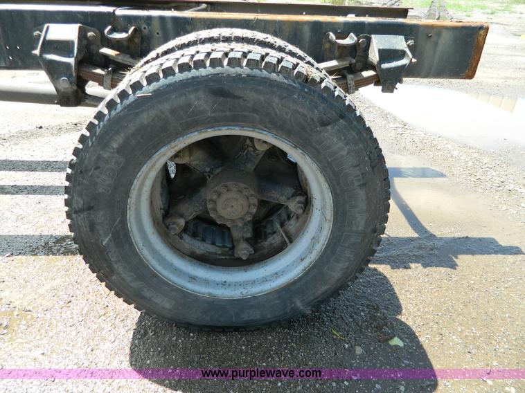 image for item H2459 1995 Ford F700 cab and chassis