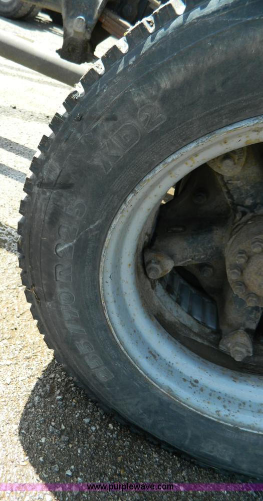 image for item H2459 1995 Ford F700 cab and chassis