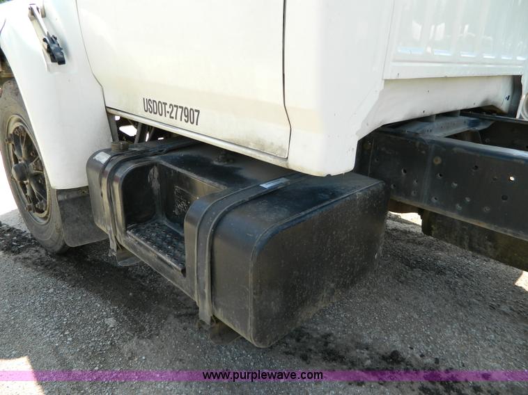 image for item H2459 1995 Ford F700 cab and chassis