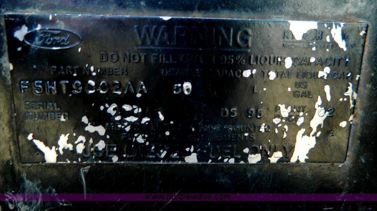 image for item H2459 1995 Ford F700 cab and chassis