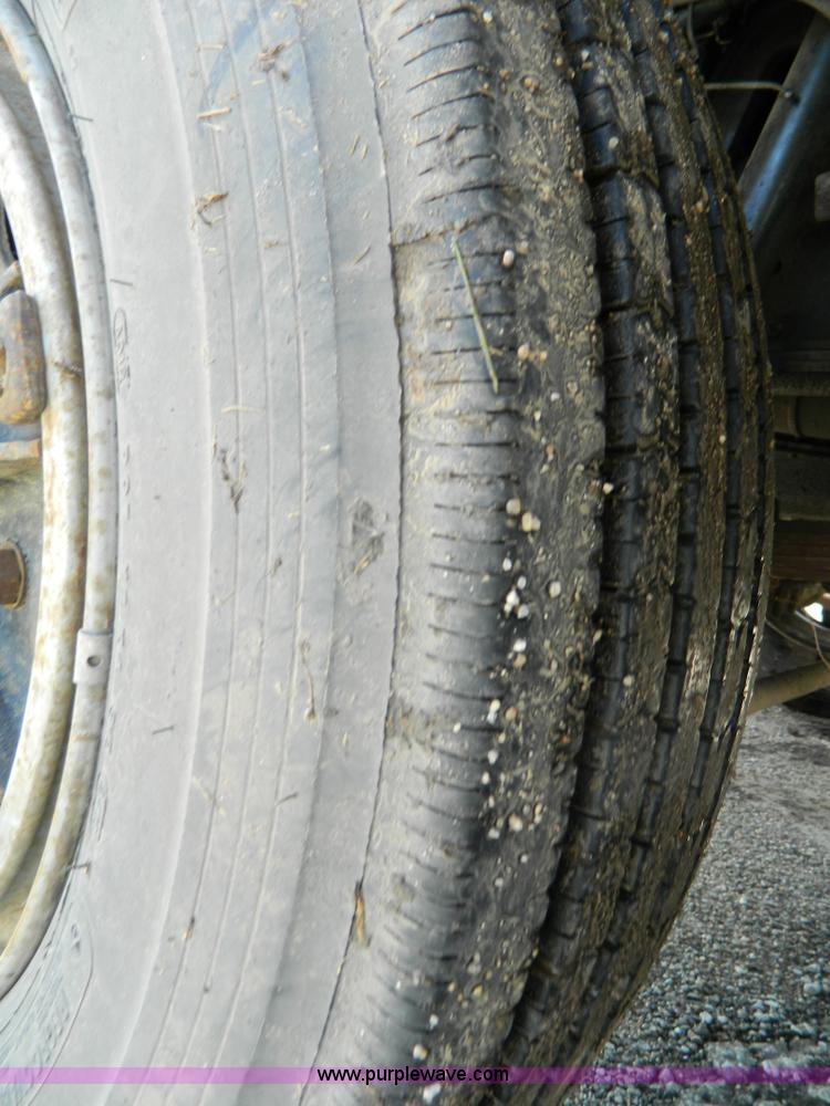 image for item H2459 1995 Ford F700 cab and chassis