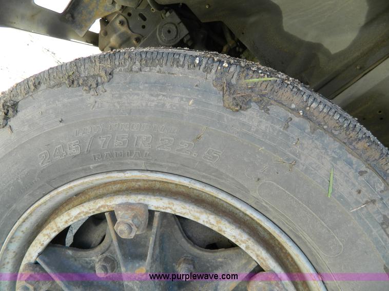 image for item H2459 1995 Ford F700 cab and chassis