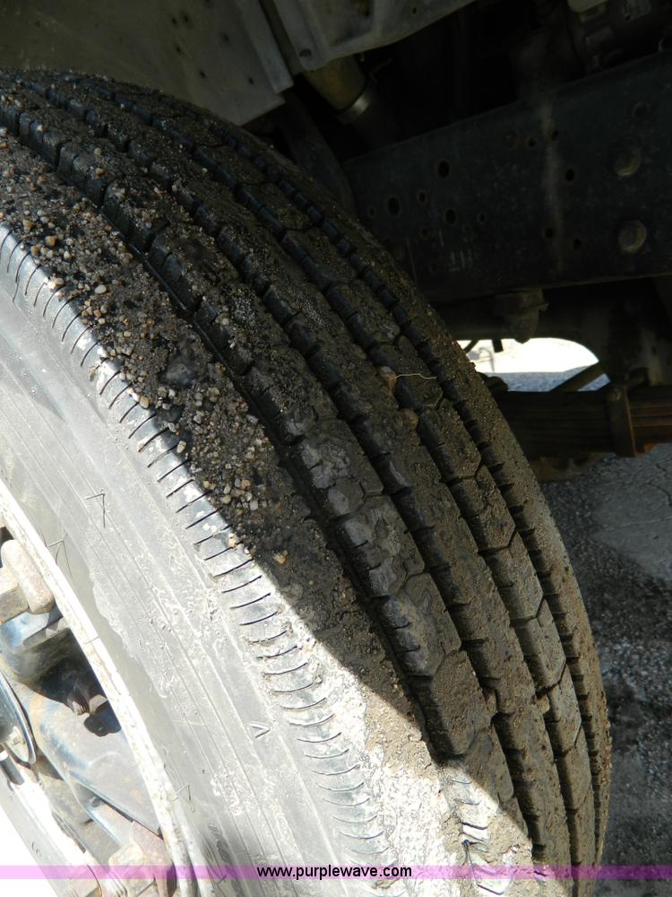 image for item H2459 1995 Ford F700 cab and chassis